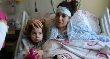 Enkazdan çıkan kızına 18 gün sonra kavuşan anne gözyaşlarına boğuldu