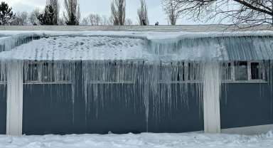 Erzurum'da soğuk hava nedeniyle oluşan buz sarkıtları tehlike arz ediyor