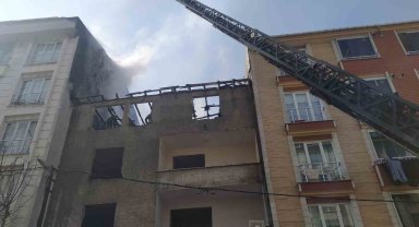 Esenyurt'ta metruk bir binada çıkan yangın 3 binaya sirayet etti