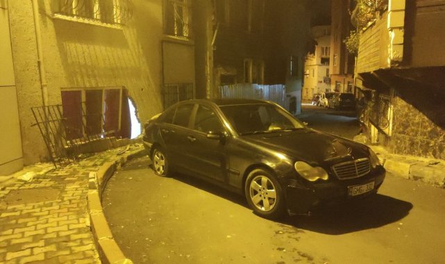 Fatih'te el freni çekilmeyen otomobil çarptığı evin duvarını yıktı
