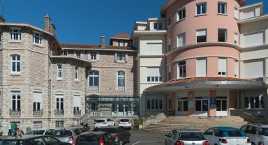 Fransa'da öğrencisinin bıçakladığı öğretmen öldü