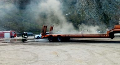 Fren balatalarının ısınmasıyla bomba gibi patlayan tırın lastiği alev aldı