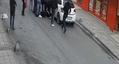 Geri geri giderken yolun karşısına geçmeye çalışan kadına çarptı