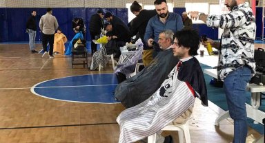 Gönüllü berber ve kuaförler, depremzedeleri tıraş etti