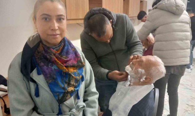 Gönüllü berber ve kuaförlerden depremzedelere kişisel bakım desteği