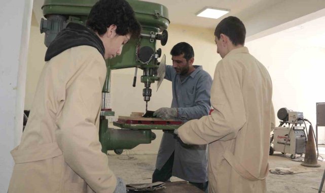 Gönüllü öğretmen ve öğrenciler yaptıkları 100 adet sobayı deprem bölgesine yollayacak