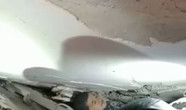 Hatay'da 9 yaşındaki çocuk 72 saat sonra enkazdan sağ olarak çıkarıldı