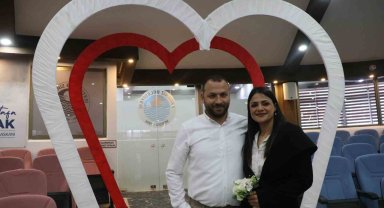 Hatay'da asrın felaketini yaşadılar, Mersin'de dünya evine girdiler
