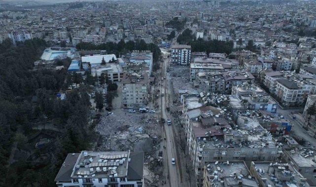 Hatay'da hasarlı evlerin içi dron ile görüntülendi