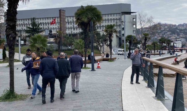 Hava sıcaklığı yükselinde sahile akın ettiler