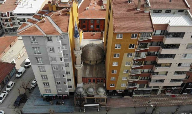 İki apartmanın arasında sıkışıp kalan cami bulunamıyor