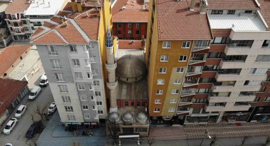 İki apartmanın arasında sıkışıp kalan cami bulunamıyor