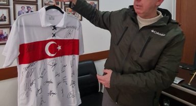 İmzalı Milli Takım formasını depremzedeler için satacak