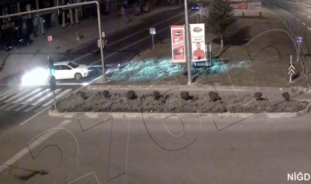 Işıkta bekleyen araca çarptı