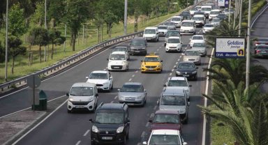 İzmir'de trafiğe kayıtlı araç sayısı yüzde 5,2 arttı