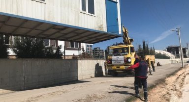 İzmit Belediyesi, Adıyaman'da konteyner ve çadırları yerleştirmeye başladı