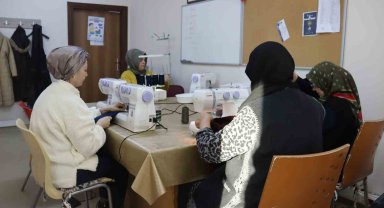 Kadın kursiyerler, deprem bölgesindeki çocuklar için eşofman takımı üretiyor