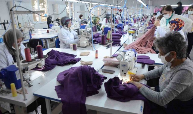 Kadın kursiyerler fabrika gibi çalışıp depremzedeler için üretim yapıyor