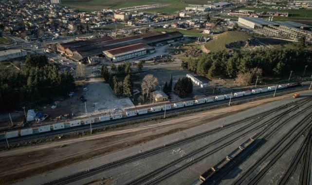 Kahramanmaraş'a tren yoluyla gönderilen yüzlerce konteyner ev havadan görüntülendi