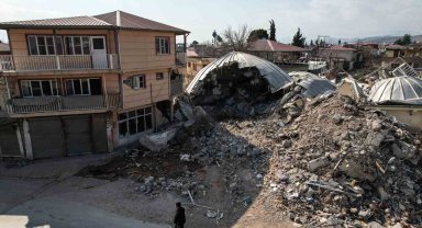 Kahramanmaraş'taki depremde kubbesi ve minaresi yıkılan camii havadan görüntülendi