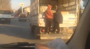 Kamyonet arkasına asılan çocukların tehlikeli yolcuğu kamerada