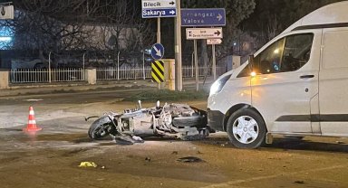 Kamyonet ile motosiklet çarpıştı: 1'i ağır 2 yaralı