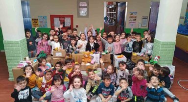 Karamanlı çocuklar depremzede akranlarına oyuncaklarını gönderdi