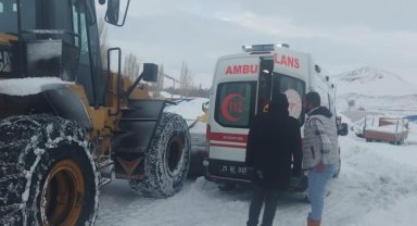 Karla mücadele ekipleri ambulans için yol açtı