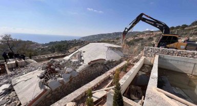 Kaş'ta 7 kaçak yapı yıkıldı