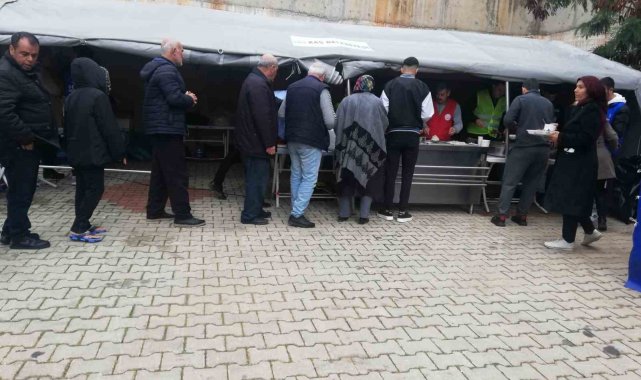 Kaş'ta depremzedelere sıcak yemek desteği