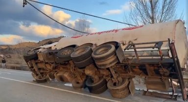 Kastamonu'da yakıt tankeri devrildi, yol trafiğe kapandı