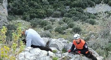 Kayalıkta mahsur kalan keçileri MAG AME ekibi kurtardı