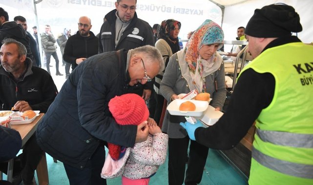 Kayseri Büyükşehir Belediyesi, İlk Konteyner Kentte Sıcak Yemek Dağıtıyor