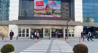 Kayseri Park'ın önündeki asfalt depremde yarıldı iddiası