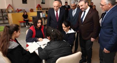 Keçiören Belediyesi'nden kitap ve laboratuvar ekipmanı desteği
