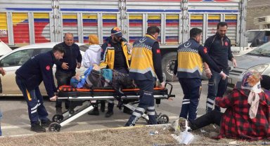 Kiraladıkları eve giden depremzede aile kaza yaptı: 6 yaralı