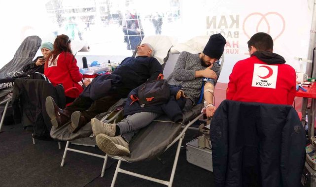 Kızılay depremzedeler için Taksim Meydanı'nda kan bağışı kampanyası başlattı
