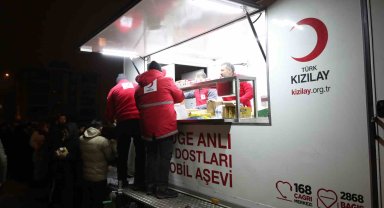 Kızılay'ın sevk ettiği 10 bin kişilik çadırlar kurulmaya başlandı