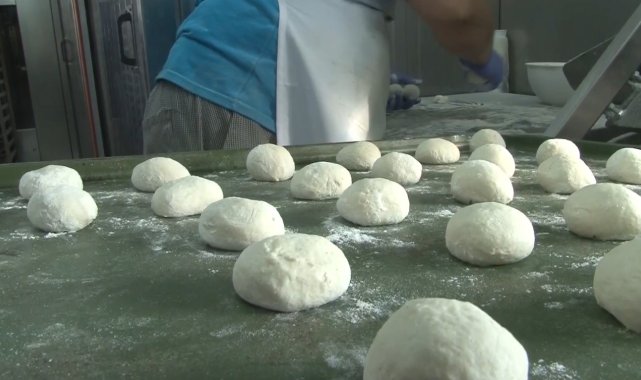 Kocaeli Büyükşehir Belediyesi Hatay'da günlük 15 bin ekmek üretiyor