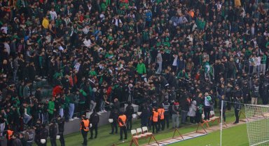 Kocaelispor - Sakaryaspor maçında tribünde gerginlik