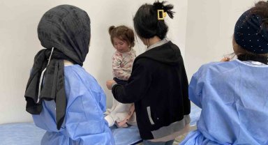Konya'da depremzede çocuklara aşı uygulaması devam ediyor
