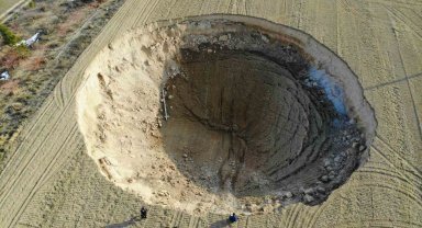 Konya'da iki fay arasında 37 metre çapında obruk oluştu