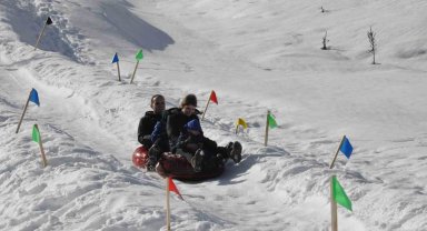 Köylülerin kayak pisti tatilcilerin ilgi odağı oluyor