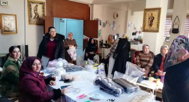 Kozluk'ta öğrenci velileri depremzede çocuklar için örgü bebekler üretiyor