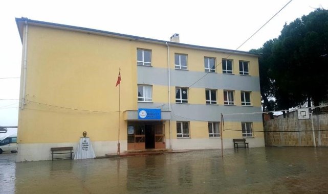 Kula'da depreme dayanıksız olduğu tespit edilen bir okula yıkım kararı