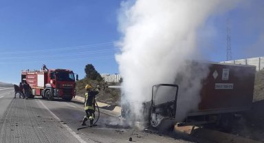 Kütahya'da seyir halindeki tıbbi atık aracı yandı