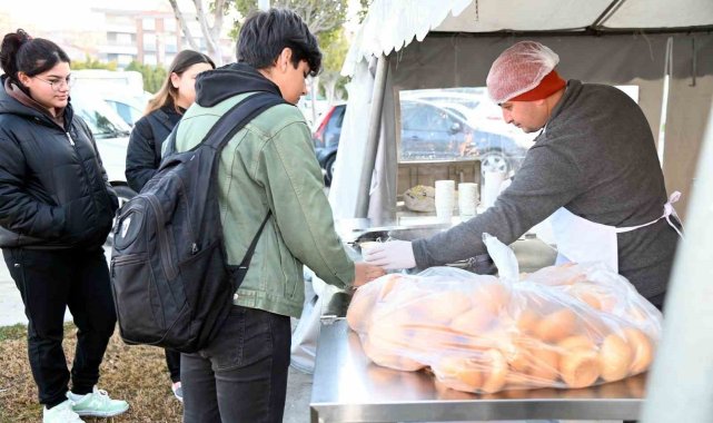 Manavgat Belediyesi'nden öğrencilere sıcak çorba