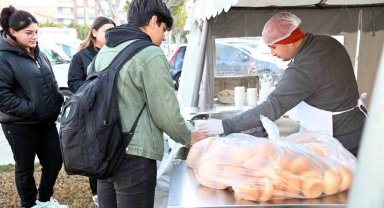 Manavgat Belediyesi'nden öğrencilere sıcak çorba