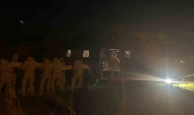 Mehmetçik vatandaşlara yardım malzemesi ulaştırmaya devam ediyor
