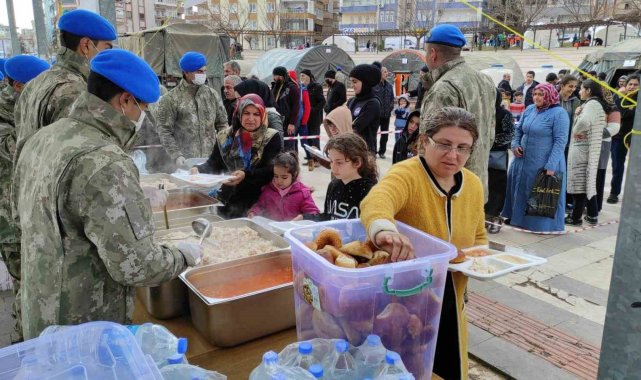 Mehmetçik'ten depremzedelere sıcak yemek ikramı